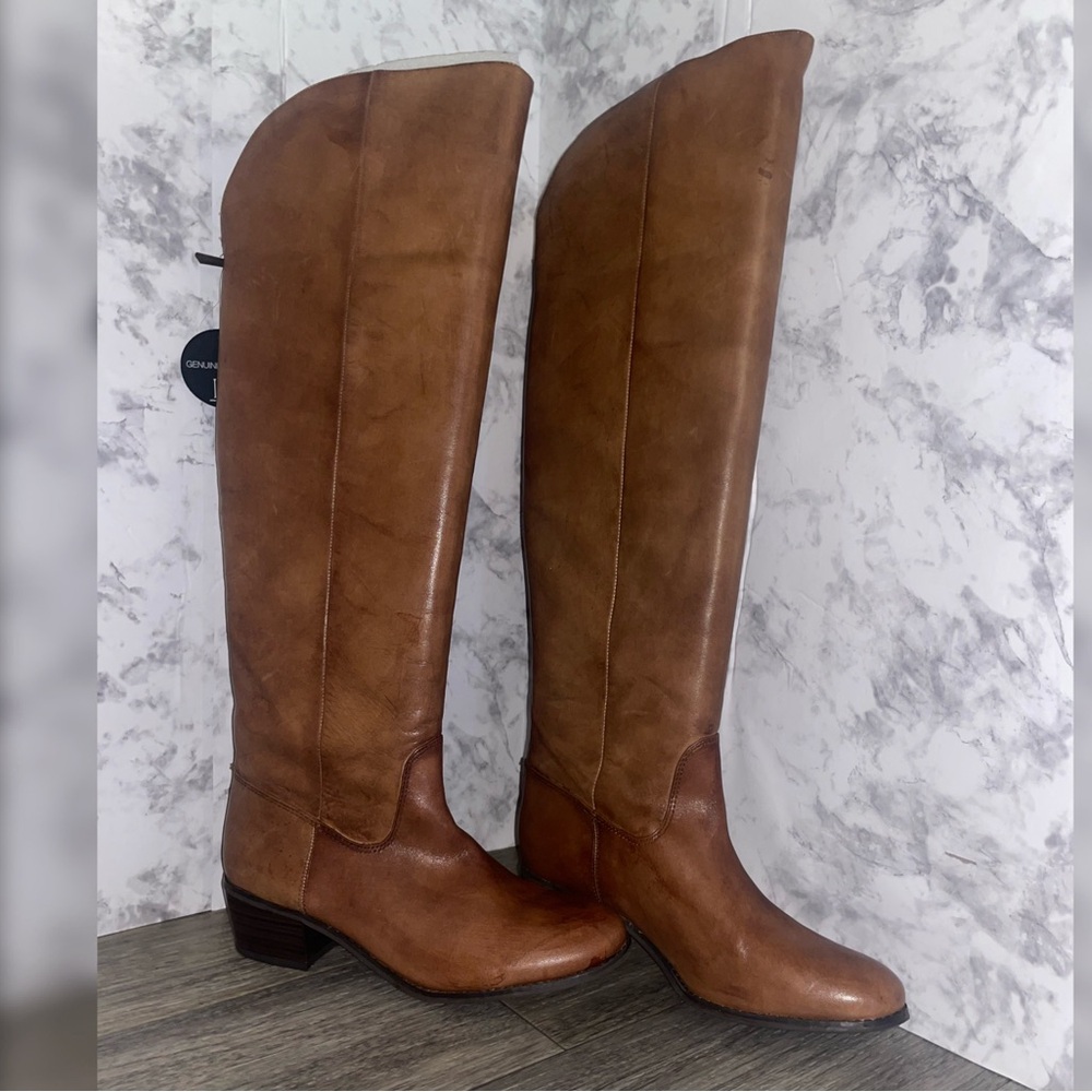 Size 8.5 Riding style knee boots